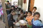 Delirious? serves a meal to children in Mumbai